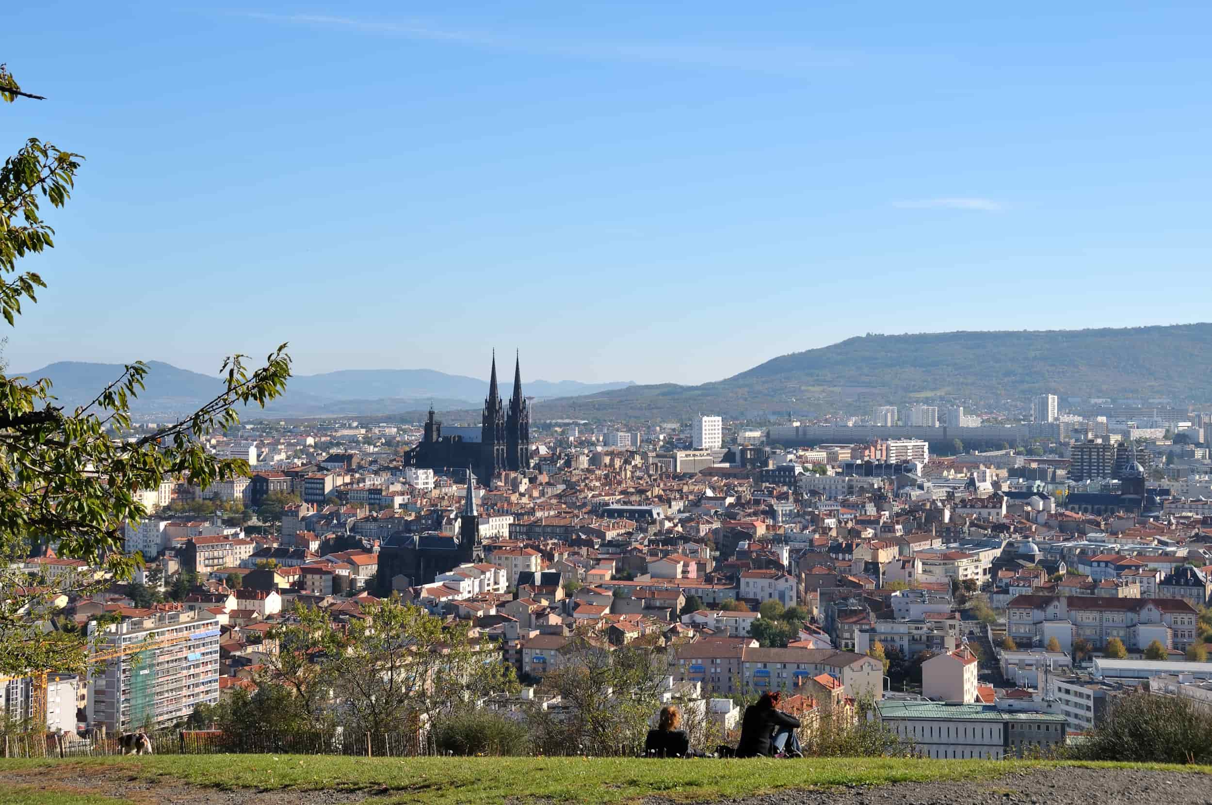 Vue aérienne de la ville de Clermont-Ferrand ou est située une agence d'expertise-comptable CGO