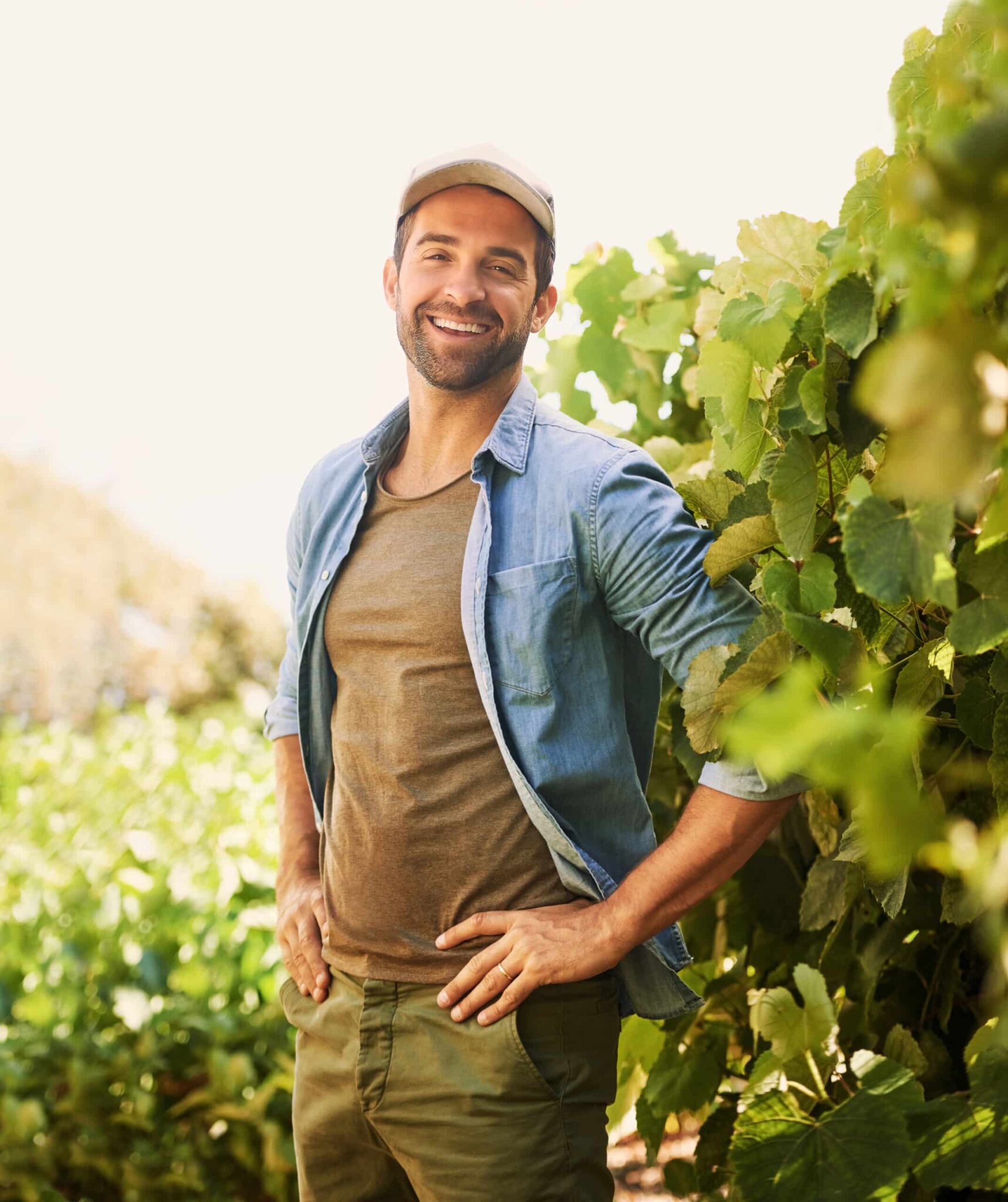 Jeune viticulteur devant ses vignes, installé en viticulture
