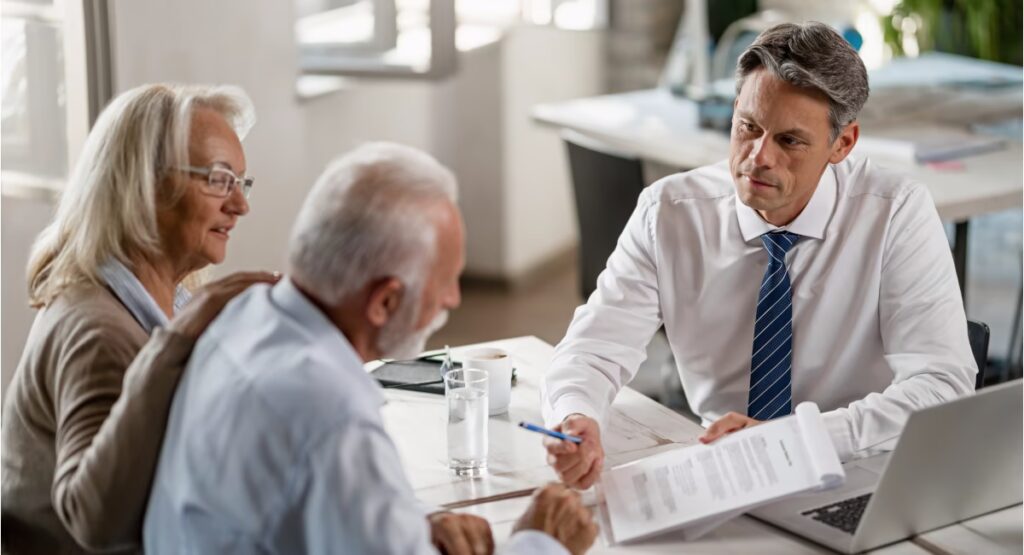 juriste conseils cGO explique cumul-retraite a un couple de retraites