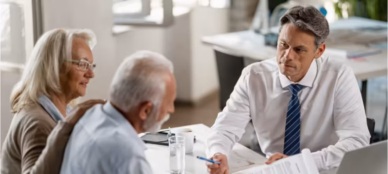 Conseiller fiscal et client pour une déclaration de revenus complexe